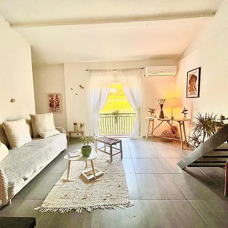 Apartamento Loft Atypique Au Milieu Des Champs Tourrettes Exterior foto